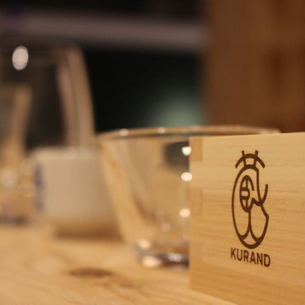 日本酒100種類を時間無制限で飲み比べし放題 セルフ立ち飲み店が池袋にオープン