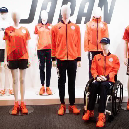 アシックス」東京五輪日本選手団オフィシャルスポーツウェア披露、日本