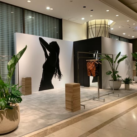 ローラ監修のブランド「STUDIO R330」初の限定店が大阪に、フルラインナップを展開