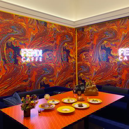 フェンディ カフェ バイ アニヴェルセル が表参道に再び登場 ピーコックブルーとオレンジの店舗デザインに