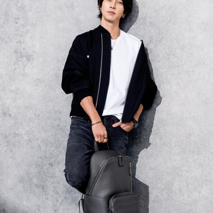 ヴィジュアルに山下智久を起用 ブルガリがサステナブルなメンズレザーバッグを発売