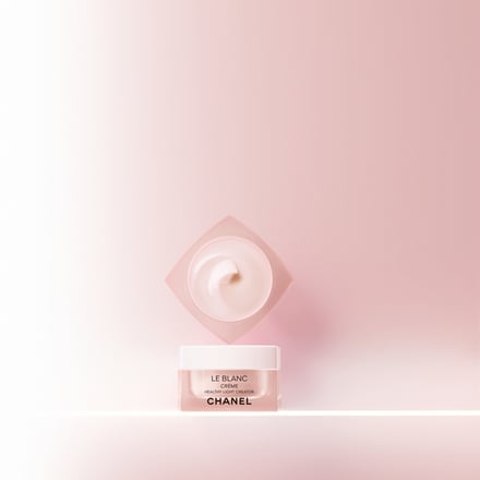 シャネル」幻想的なムードの春コスメを発売 ミニブラシ付きのパウダーなど
