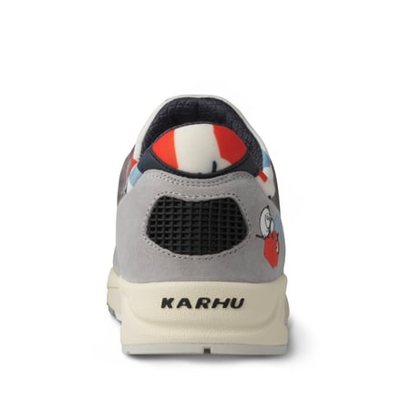 カルフ がムーミンとのコラボスニーカー発売 海での冒険を描いた物語に着想