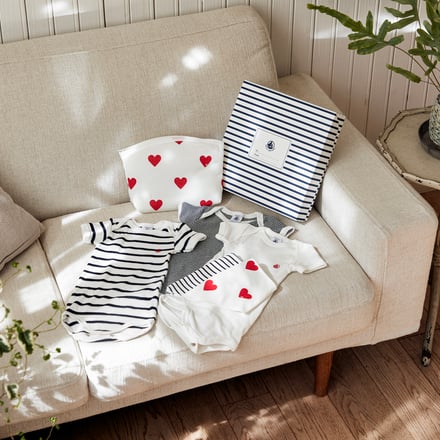 プチバトーが日本限定ベビーギフトセットの新作を発売 シーズンカラーのブルーを用いたアイテムも