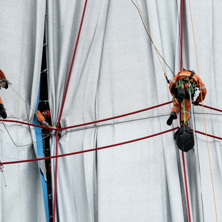 「クリストとジャンヌ= クロード “包まれた凱旋門” 」展示作品 Image by Photo: Benjamin Loysea ©2021 Christo and Jeanne-Claude Foundation