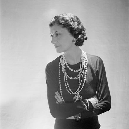 ココ・シャネル（ガブリエル・シャネル） Coco Chanel (1883-1971), couturière française. Paris, 1936. © Boris Lipnitzki / Roger-Viollet