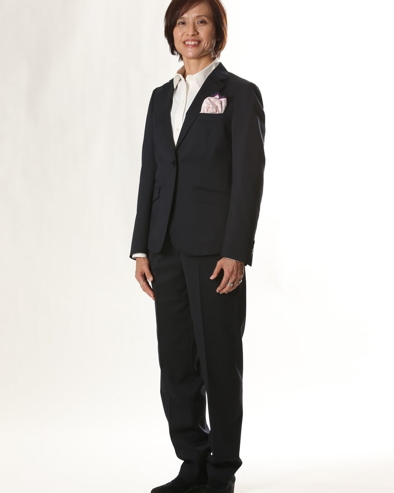 リニューアルしたオフィシャルスーツを着用したなでしこジャパン高倉麻子監督