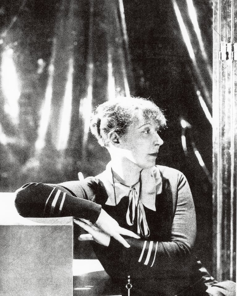 セシル・ビートン 《お気に入りのドレスでポーズをとるローランサン》 1928年頃　マリー・ローランサン美術館 © Musée Marie Laurencin