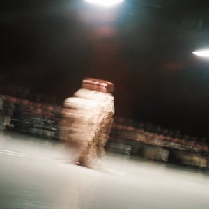 “人間らしい矛盾や揺らぎ”を肯定し、「感覚的な知性」を取り戻す⎯⎯「カカン」が初ショーで見せたブランドの哲学