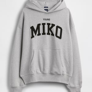 ギャップが26年スプリングキャンペーンに「ヤング・ミコ」を起用　アーティスト名をあしらった限定フーディー発売