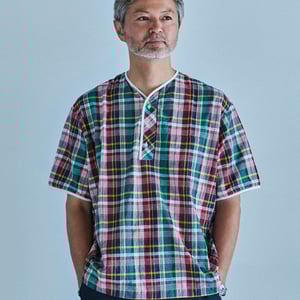 郷古隆洋が新ブランド「ヘンリーネックデパートメント」を始動　ヘンリーネックシャツにフォーカス