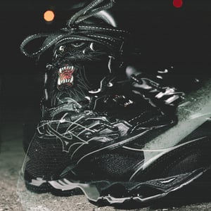 ミズノ × マハリシ第4弾コラボ、龍の刺繍をあしらったスニーカーを発売