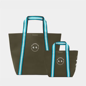 「アニヤ ハインドマーチ」エコバッグシリーズ第2弾　カーキのボディにスカイブルーのストライプテープをデザイン