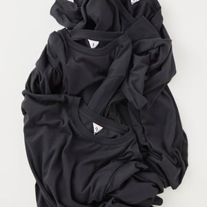 黒T専門店「#000T」がフィルメランジェと共同制作したTシャツを数量限定で発売　高級感とタフさを両立