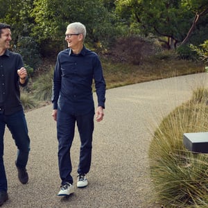 アップルが15年ぶりにCEO交代　ティム・クック氏は会長に