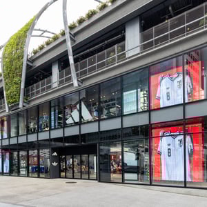 アディダスが渋谷の旗艦店をリニューアル　日本初の会員専用カウンターを導入