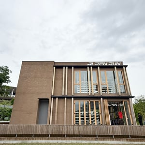 ランナーが集い育つ場に、アルペン新業態の1号店が明治公園にオープン