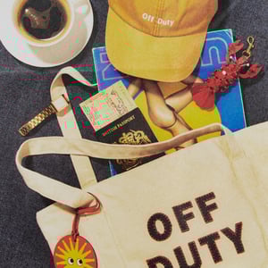 アニヤ ハインドマーチが“休暇”テーマのカプセルコレクション発売　ロブスターモチーフのチャームなど