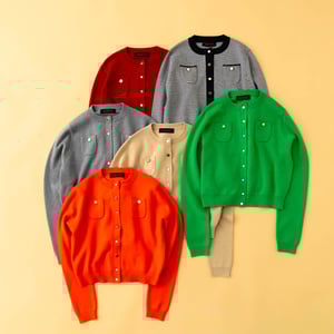 キャバンがアンティークボタンをあしらった「コットンカシミヤ クルーネックカーディガン」を再販　新コンセプトストア「ギャラリー キャバン」限定