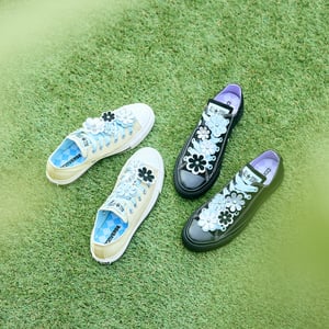 コンバース「オールスター」をフラワーチャームでカスタマイズ　春の新作が登場