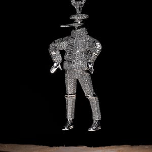 GR8が彫刻家 小畑多丘とコアジュエルスのコラボジュエリーを発売　「身につけられる彫刻」として2点限定で