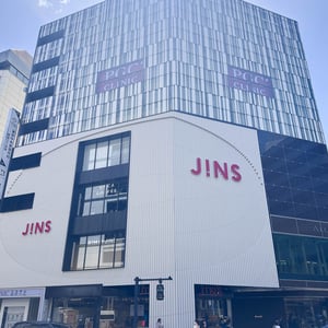 ジンズが屈折率1.76の極薄レンズを一時販売停止　中東情勢との関連性はなし