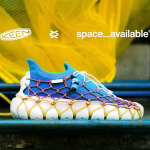 キーンがバリ拠点のデザインスタジオ「スペース アヴェイラブル」と初コラボ、接着剤不使用のシューズを発売