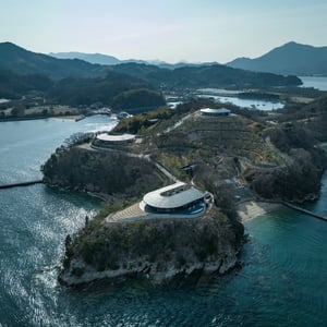 ビャルケ・インゲルス率いるBIGがデザインした「NOT A HOTEL」が広島・佐木島に開業