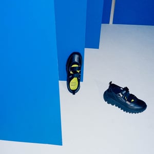 オダカがスイコックと初コラボ　人気モデル「AKK」を再解釈したサンダルシューズを発売