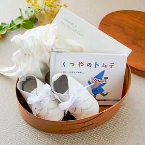 リーガルが生まれたての乳児に向けた「ファースト・セレブレーションシューズ」を開発　ギフトセットを販売