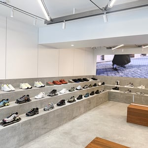 サロモン、南青山に日本初のシグネチャーストア出店　スニーカーブランドとしての訴求強化