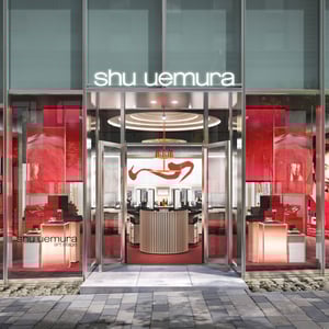 「シュウ ウエムラ」が表参道ヒルズに新ブティックをオープン　五感で楽しめる体験
