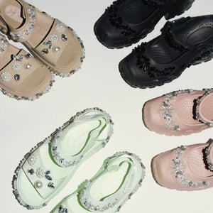 クロックスがシモーン・ロシャとコラボ　フラワーモチーフを配した「プラットフォーム」など発売