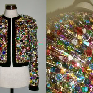 コーチェラ出演のBIGBANG、G-DRAGONが「タナカダイスケ」のカスタムジャケットを着用