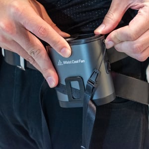 ワークマンがウエストに装着できるハンディファンを発売　手持ちの服を気軽に空調ウェアに