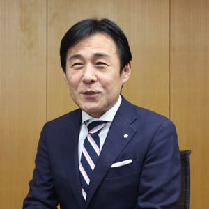 デサントアパレル新社長に元専務取締役 塔筋祥平氏　水沢ダウン工場のトップを兼任