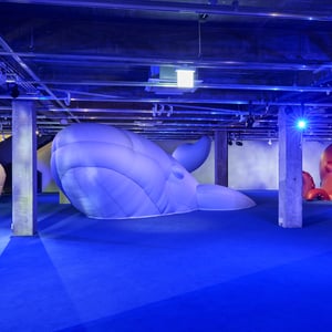 モンクレールの没入型ポップアップ「Puffy Summer」がソウルにオープン　巨大な海の生き物が出現