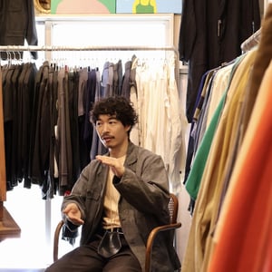 南青山のヨーロッパ古着店「KIT VINTAGE」店主に聞く、波に乗る“サーフィン的キャリア術”