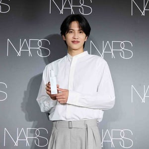 志尊淳がNARSの新しいクレンジングオイルの魅力を語る