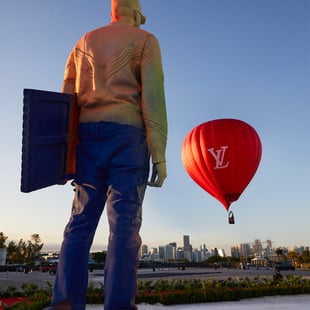ショー会場に出現したヴァージル・アブローの像と気球