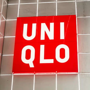 ユニクロの店舗ロゴ