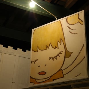 弘前れんが倉庫美術館で開催される奈良美智の過去の個展を振り返る展覧会で展示される作品