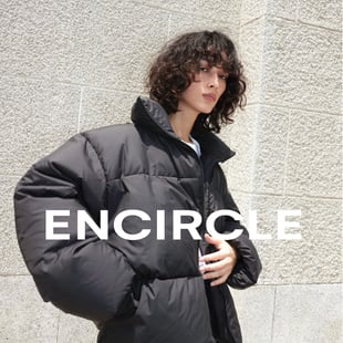 新ブランド「エンサークル」の黒いダウンを着用したモデルとブランドロゴ