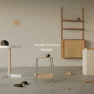 エンダースキーマとフラマがコラボレーションした家具を置いた部屋とブランドのロゴ