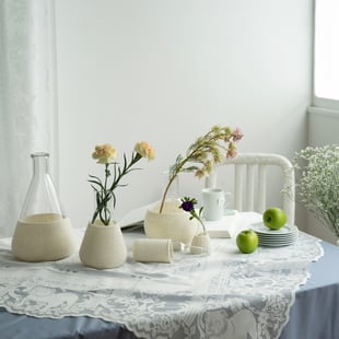 ミントデザインズが伊勢丹で開催するポップアップで展開する白いニットをあしらった花瓶
