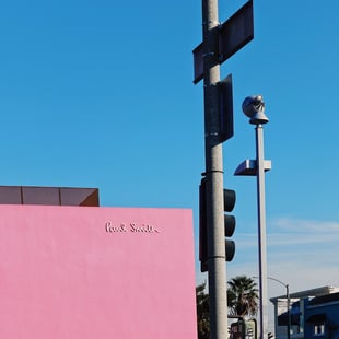 ポール・スミス店舗のピンクの外壁