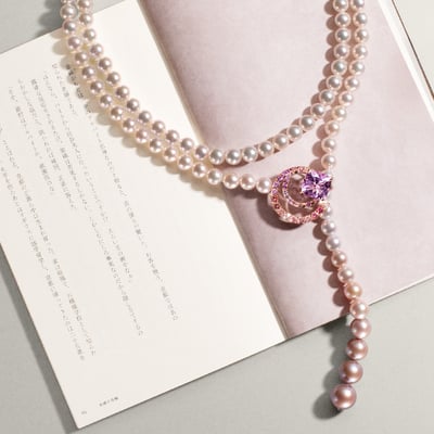 短編小説の冊子とジュエリー