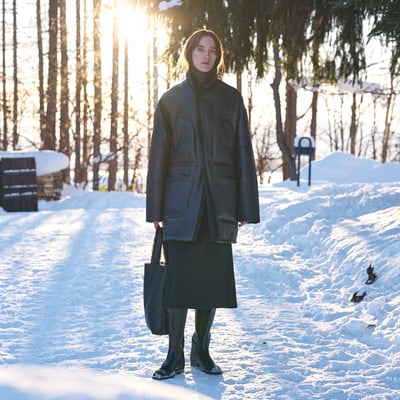 ポステレガントの洋服を着たモデル