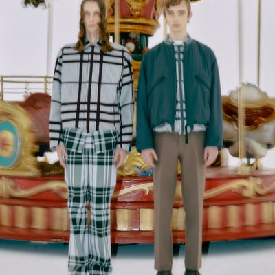 N.ハリウッドの洋服を着たモデル