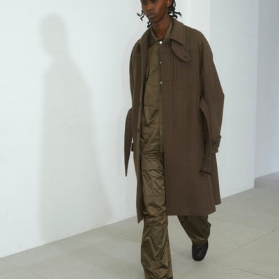 NTNの洋服を着たモデル